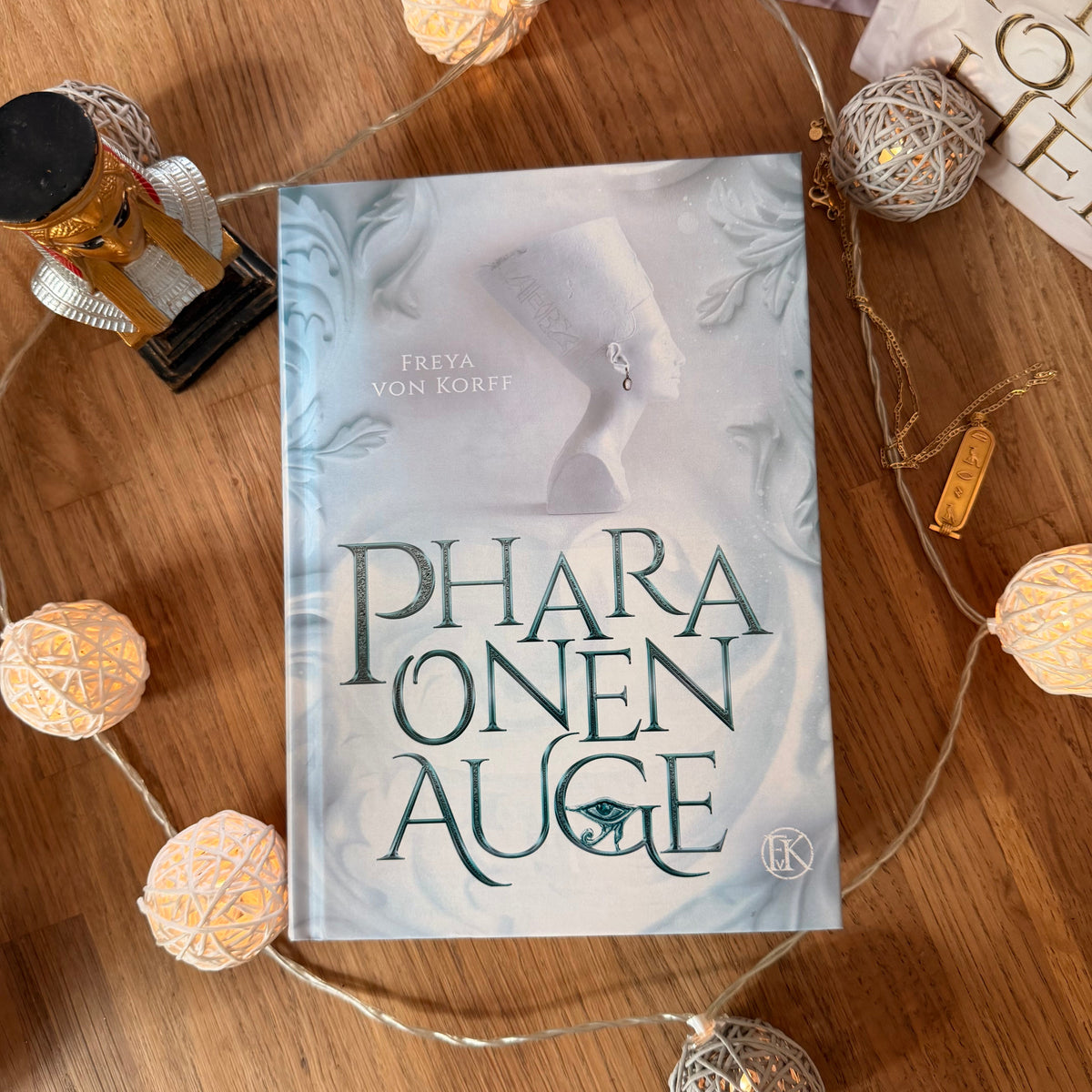 Pharaonenauge (Band 2) – Hardcover, signiert, mit Farbschnitt + Charakterkarten
